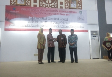 Penyerahan Cinderamata dari Perwakilan Perpustakaan Nasional ke Asisten III serta Penyerahan Plakat dari Asisten III ke Perwakilan Perpustakaan Nasional