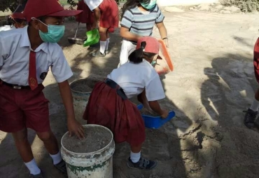 Siswa SD Negeri Payung membersihkan halaman sekolah.