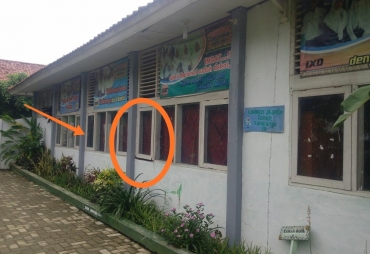 Seperti inilah salah satu daun jendela akibat tidak ada perawatan