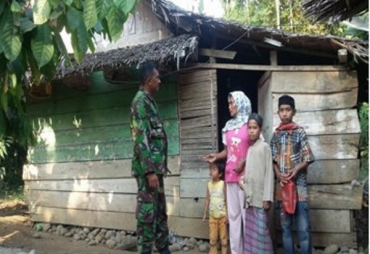 Tampak Foto Personil TNI Bersama Pemilik Rumah Yang Tidak Layak Huni