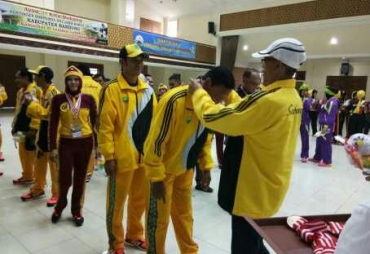 Saat Drs. Muhammad Asyidiq selaku perwakilan dari Disparpora Subang dan koordinator kontingen Subang mengalungkan medali emas kepada para atlet cabor senam Subang pada Selasa (28/11)