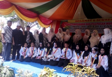 Pada Acara penyerahan Murid Min 30 Kepada Orang Tua Wali, Juga penyerahan Hadiah Kepada Murid Berprestasi