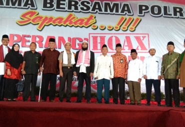 Polda beserta Ulama Berfoto acara usai mengelar acara 