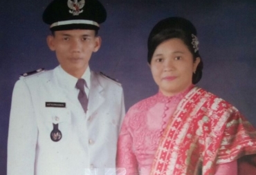 Kepala Desa Lungkang Kule Adi Kurniawan beserta Istri