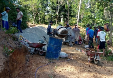Tampak Warga turut membangun