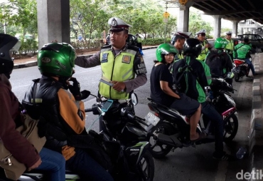 Ilustrasi Polisi saat Menilang 