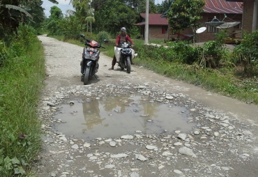 Jalan ini menghubungkan Desa Buangin bagian timur