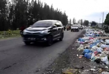 Sampah berserakan di sepanjang jalan Nasional mengeluarkan bau busuk