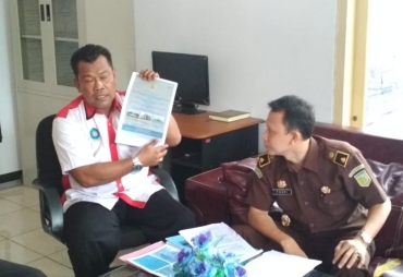 Agus Suparmin selaku Koordinator aksi diterima oleh Kasi Penkum Kejati, Ahmad Fuadi