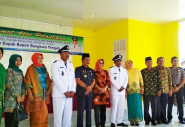 Usai Pelantikan Kades,Bupati Menyempatkan Berfoto Bersama 