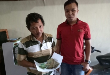 Tersangka yang diamankan bersama dengan barang bukti