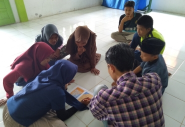 Keseruan anggota PIK-R Kampung KB Sumur Dewa mengisi TTS Ala GenRe