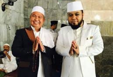 Tampak Helmi Hasan (Baju Putih,Red)