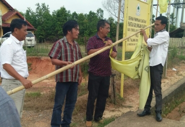 Edi Supriyanto Oemar bersama empat pengurus lainya saat sedang turunkan bendera golkar