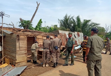 Sinergi Bersama BKSDA Satpol PP Lakukan Penertiban Bangunan di TWA